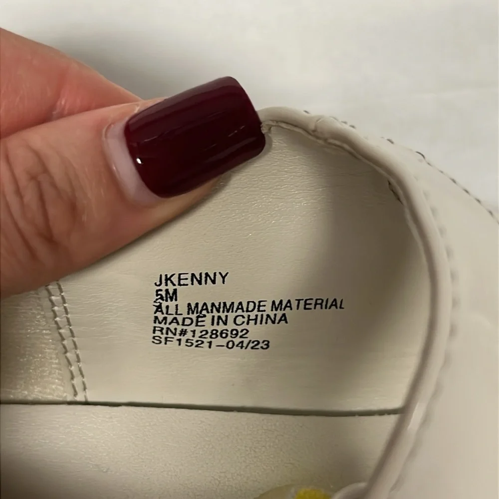 Steve Madden Jkenny off white patent leather Mary Jane dress shoe flats sz 5